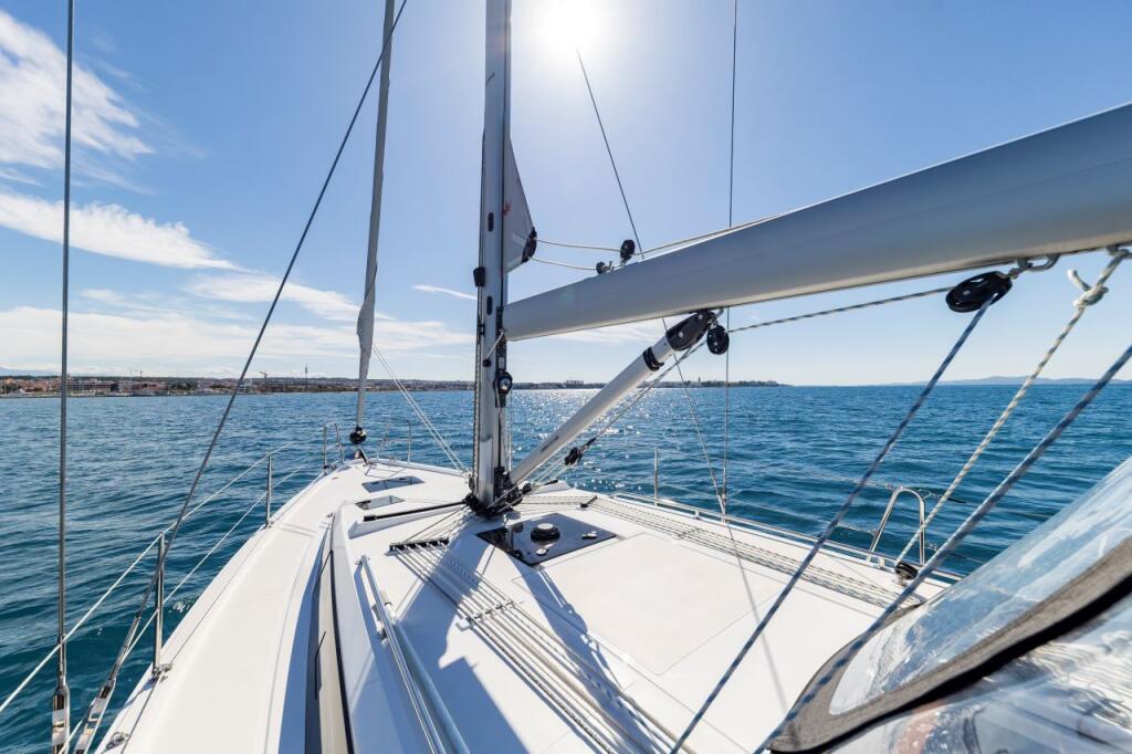 Sailing yacht 