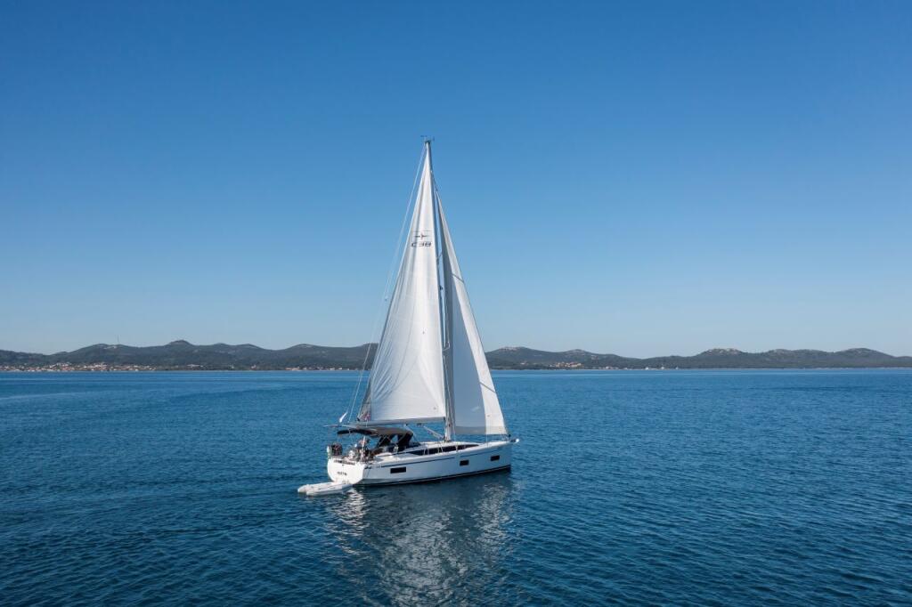 Sailing yacht 