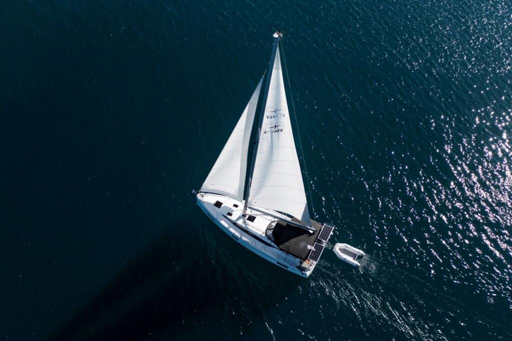 Sailing yacht 