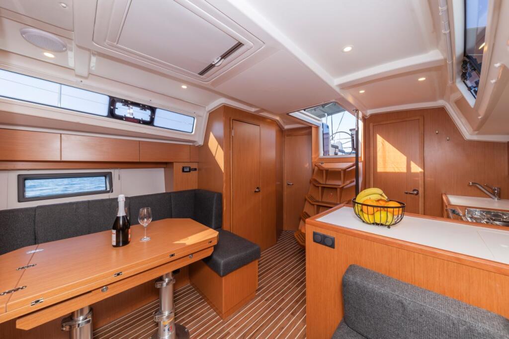 Sailing yacht 
