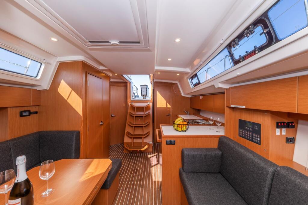 Sailing yacht 
