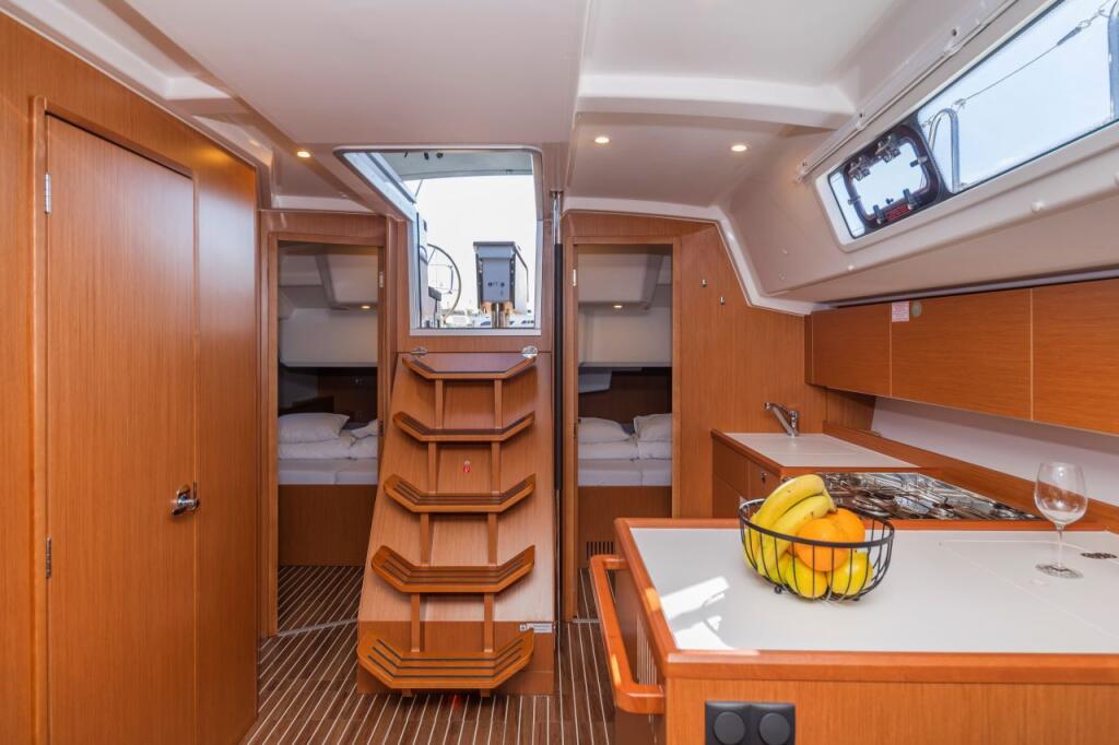 Sailing yacht 