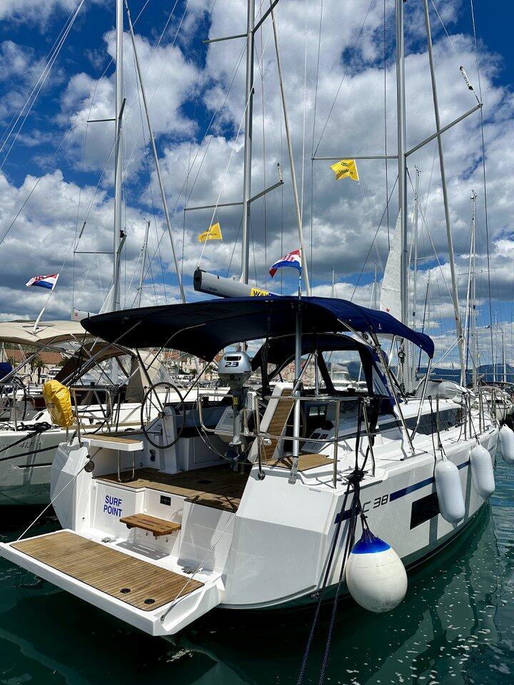 Sailing yacht 