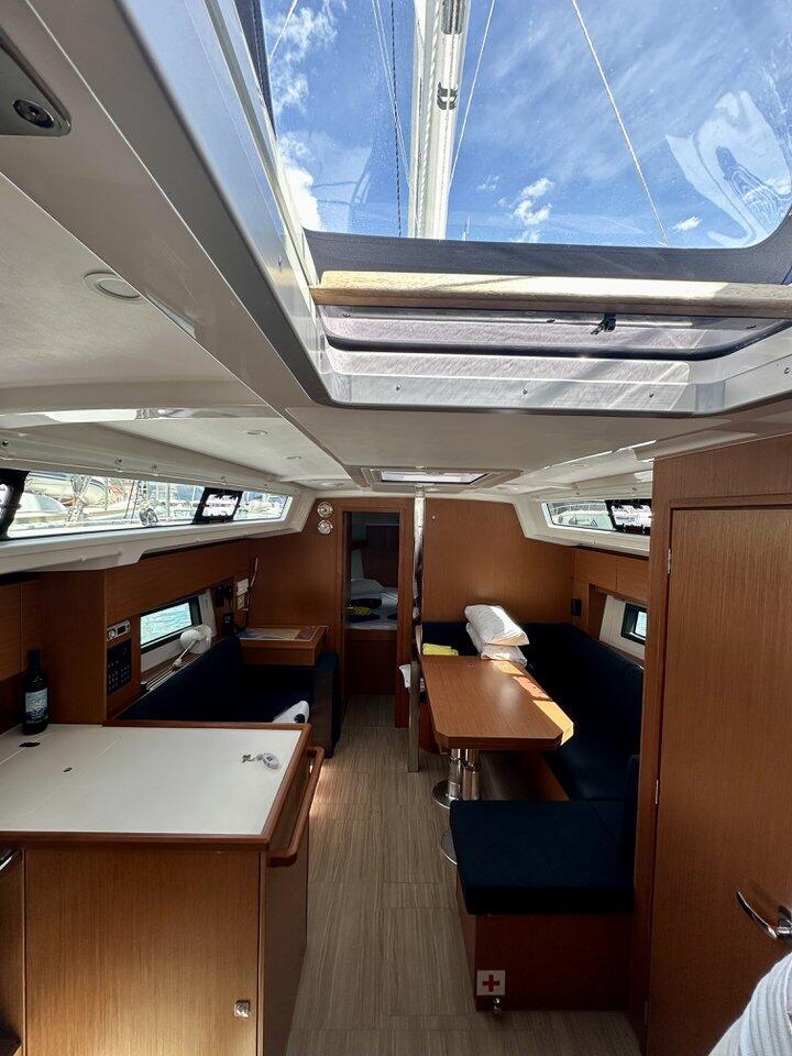 Sailing yacht 