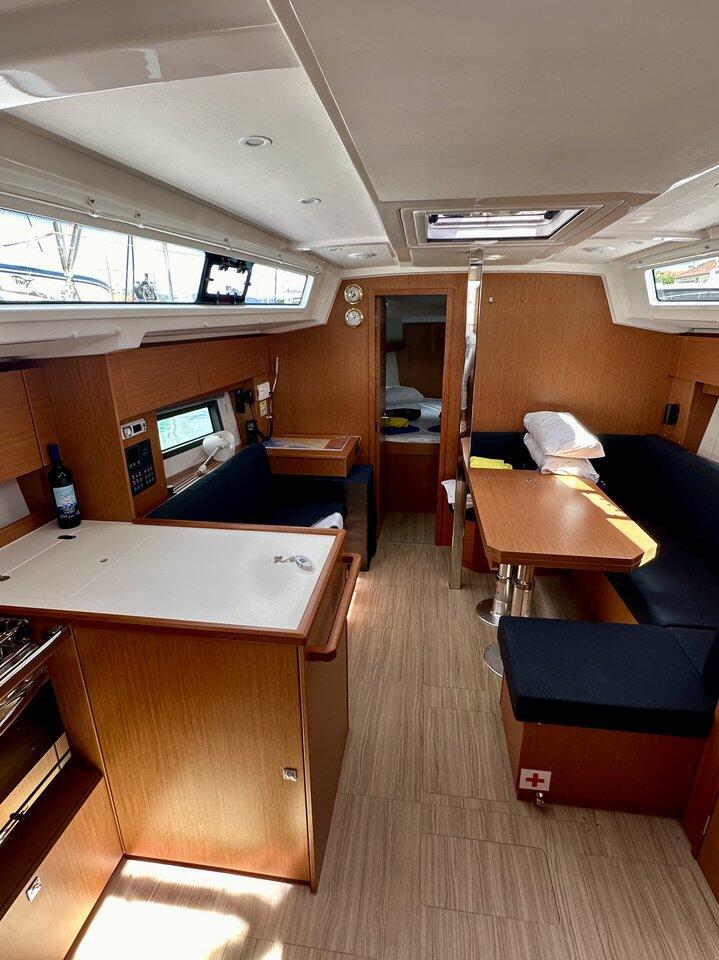 Sailing yacht 