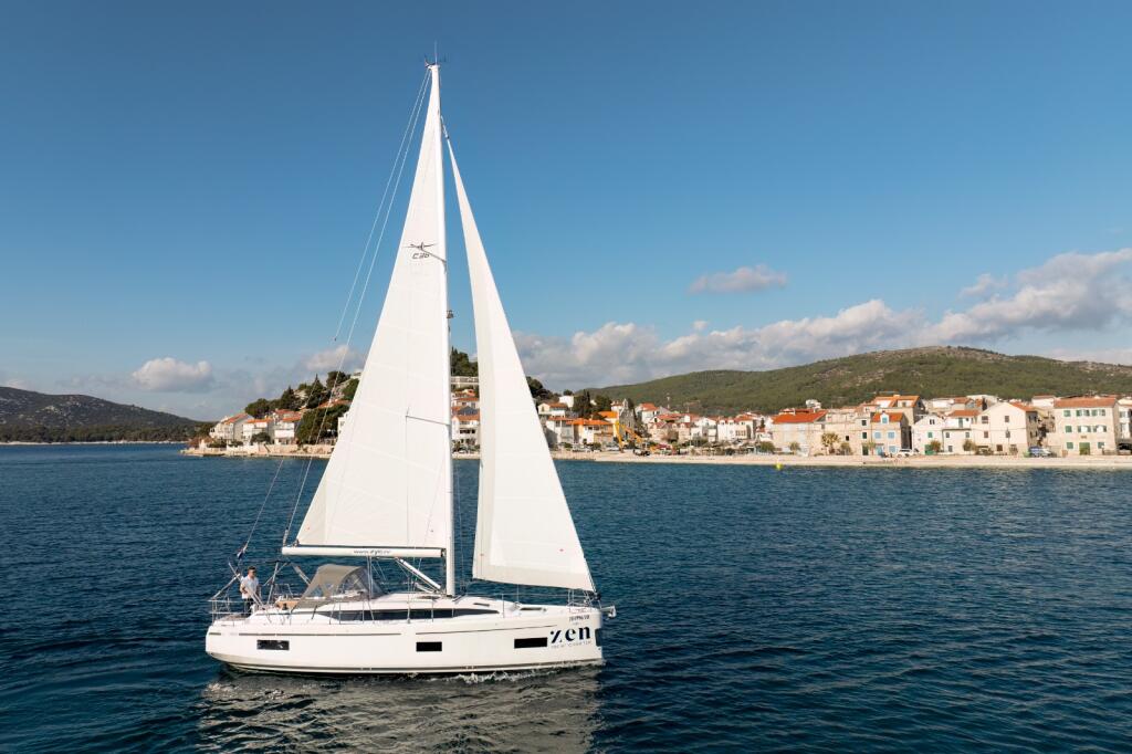 Sailing yacht 
