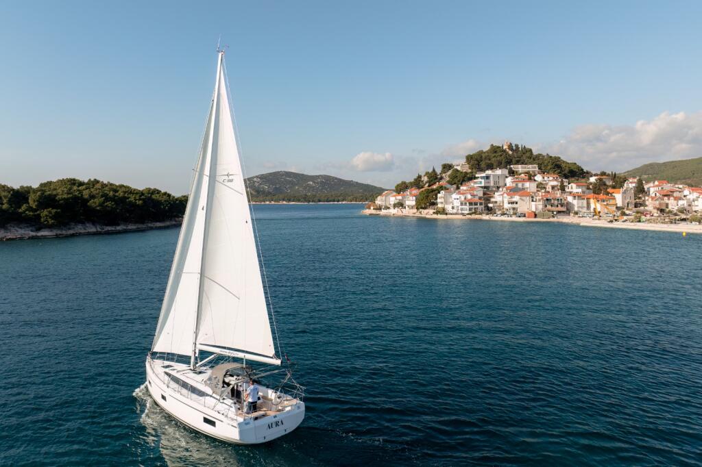 Sailing yacht 