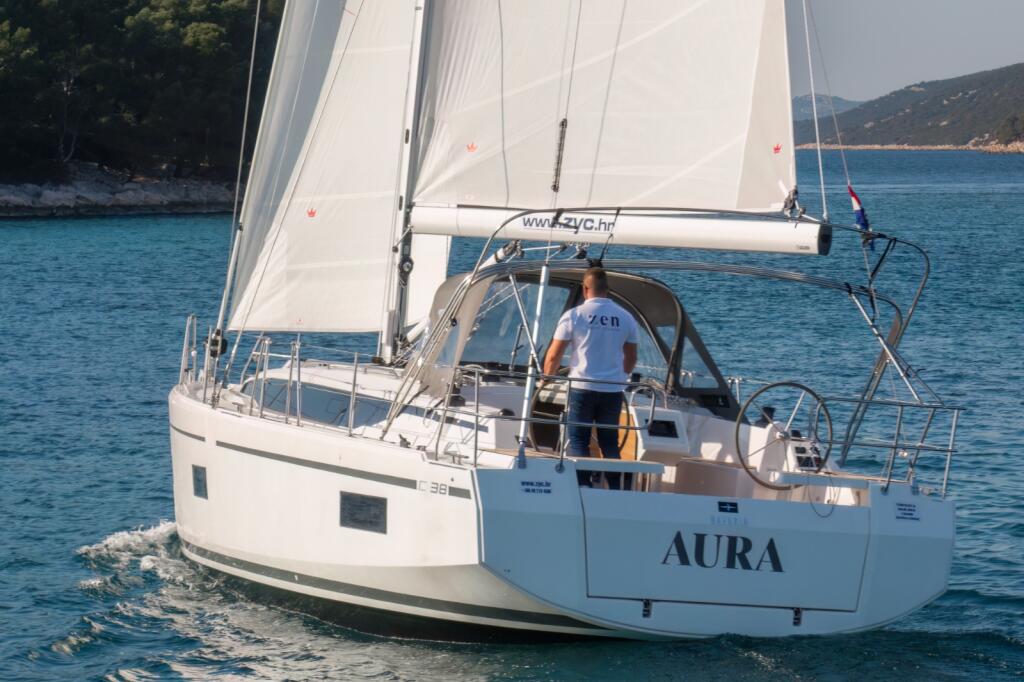 Sailing yacht 