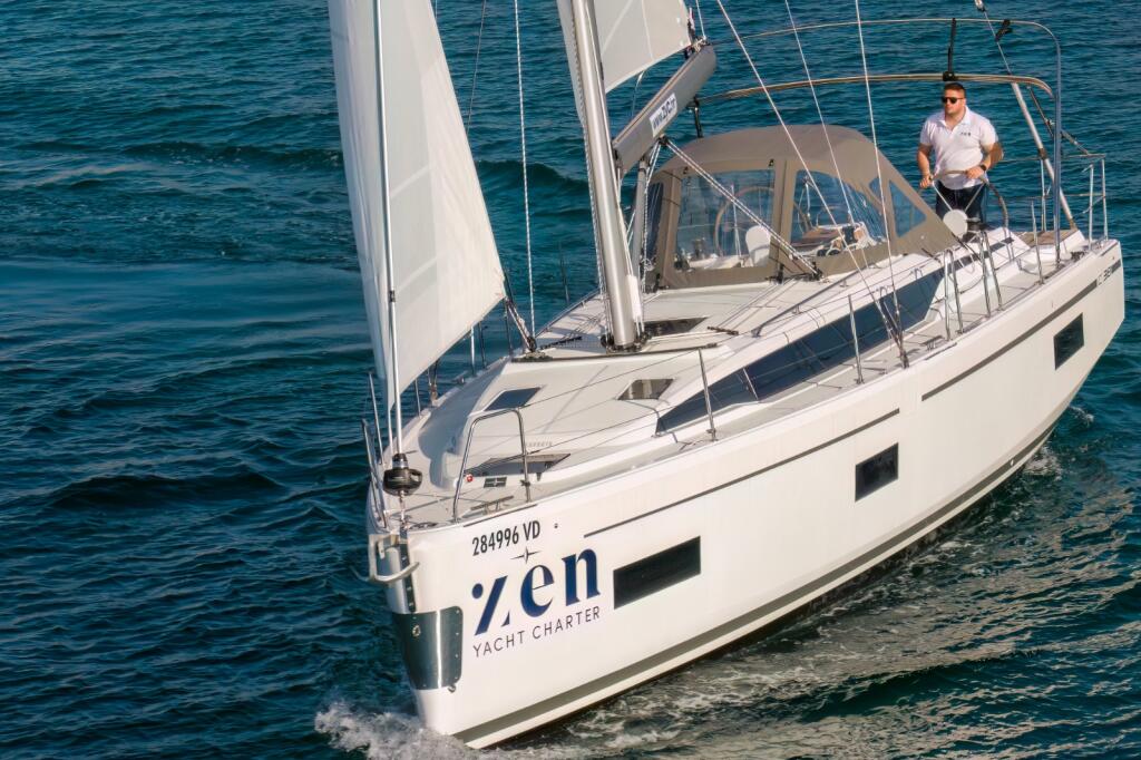Sailing yacht 