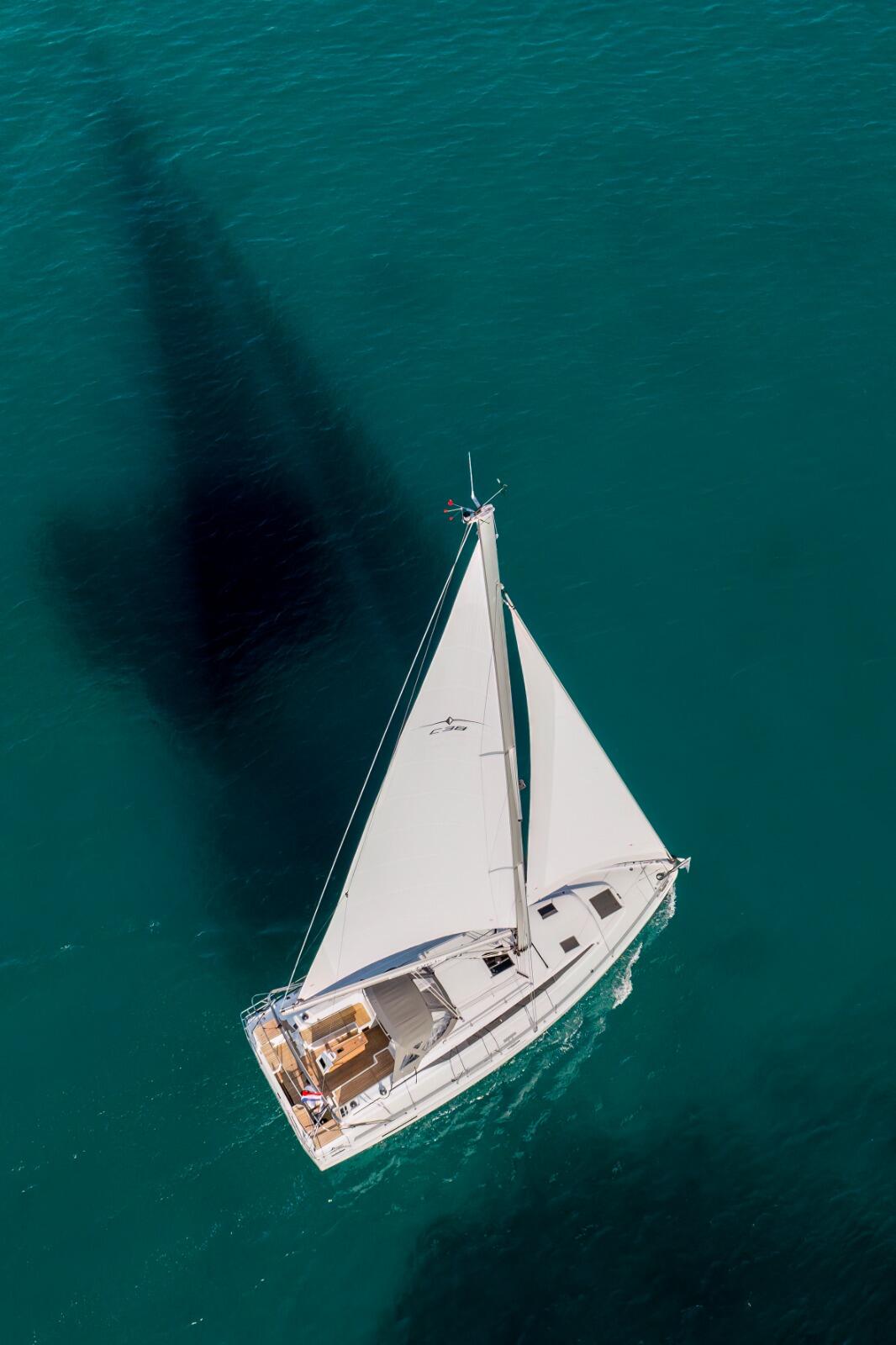 Sailing yacht 