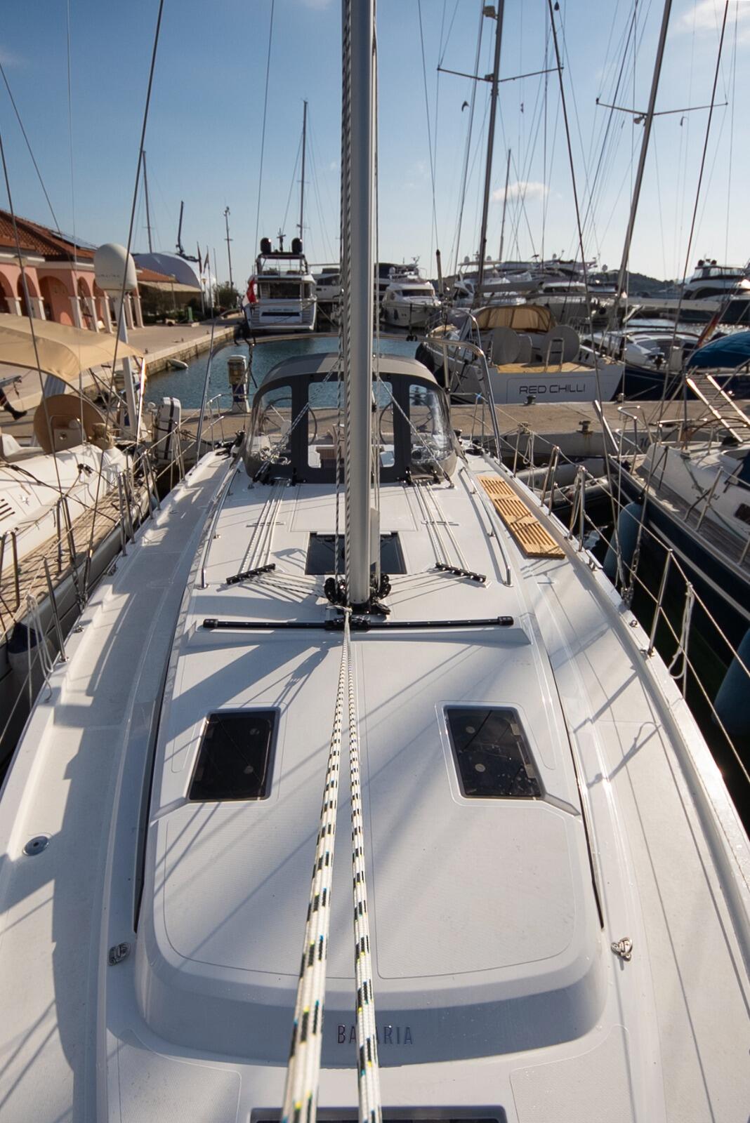 Sailing yacht 