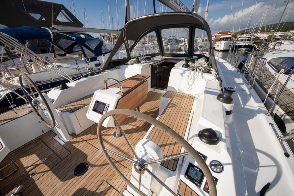 Sailing yacht 