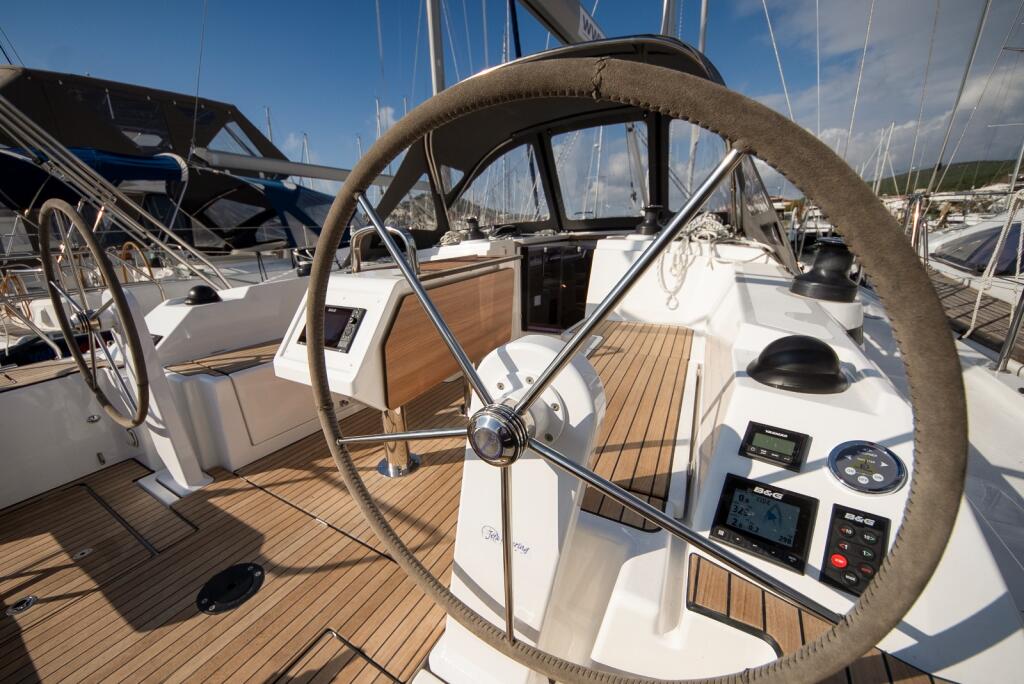 Sailing yacht 
