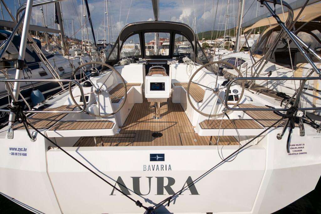Sailing yacht 