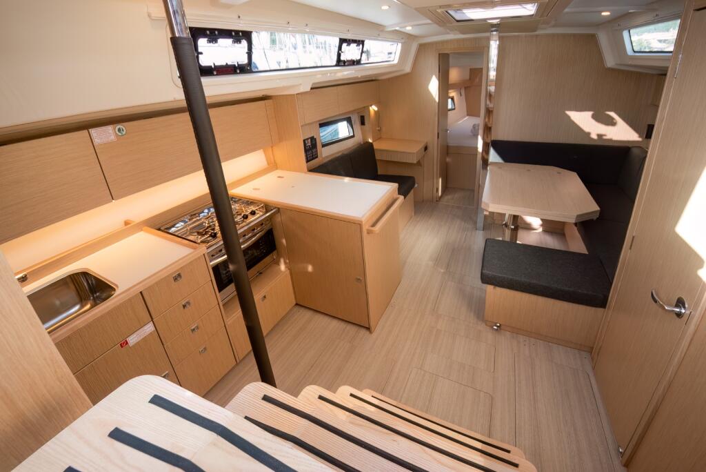 Sailing yacht 