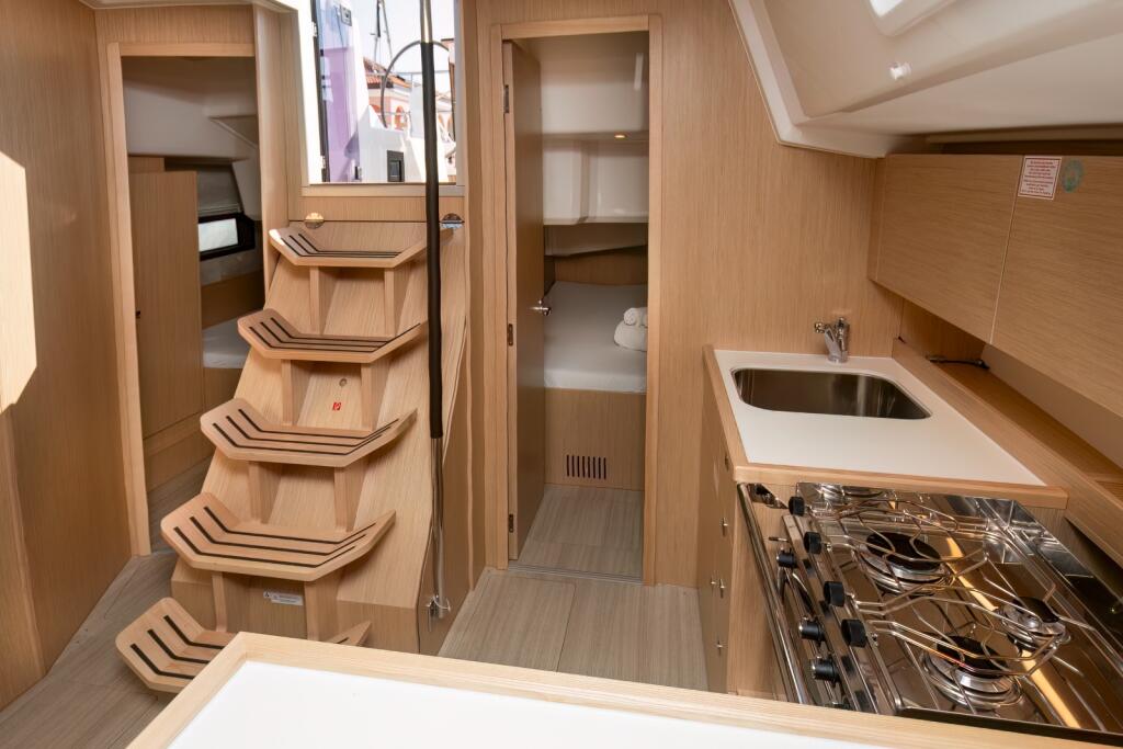 Sailing yacht 