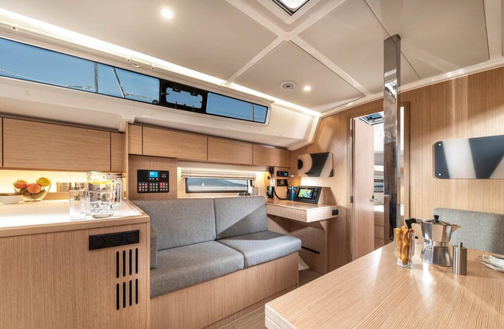 Sailing yacht 