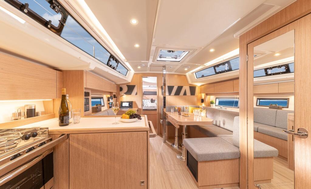 Sailing yacht 