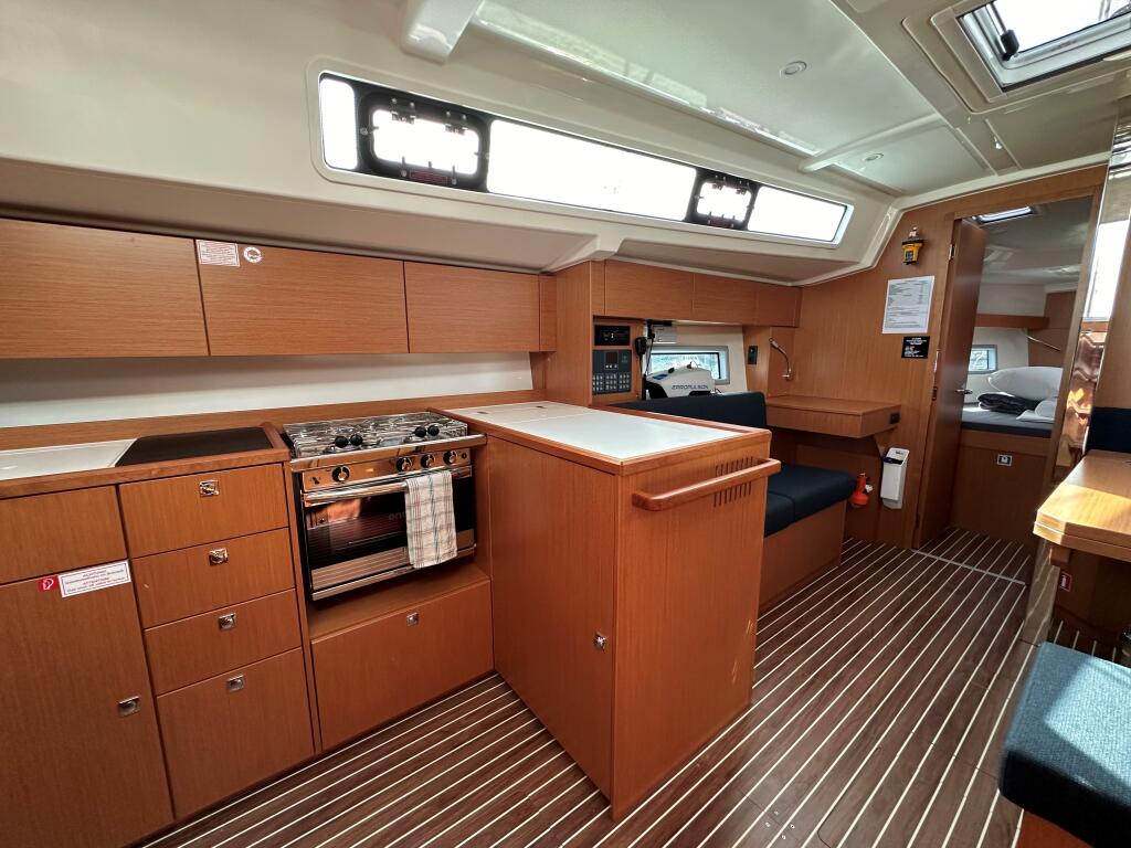 Sailing yacht 