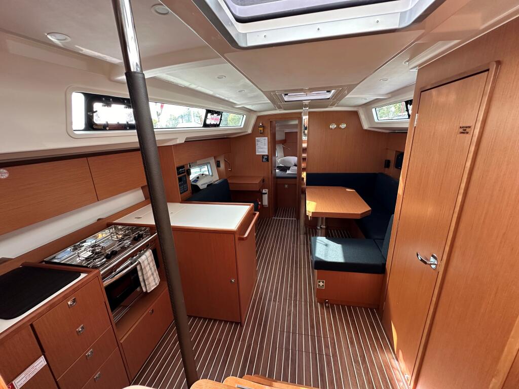 Sailing yacht 
