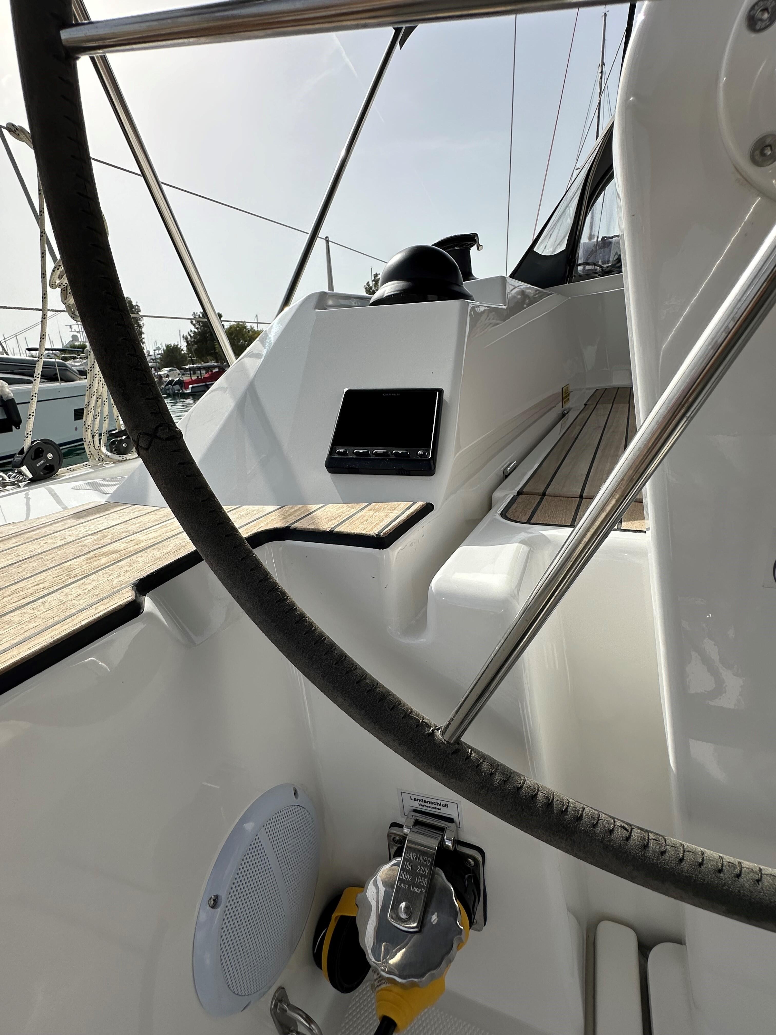 Sailing yacht 
