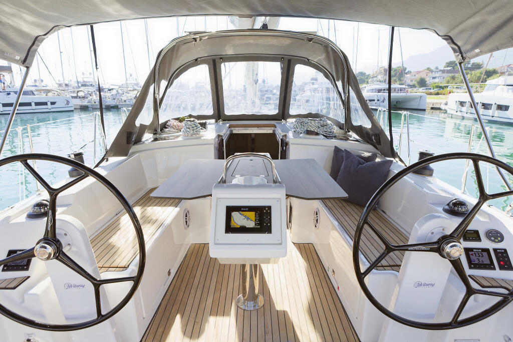 Sailing yacht 