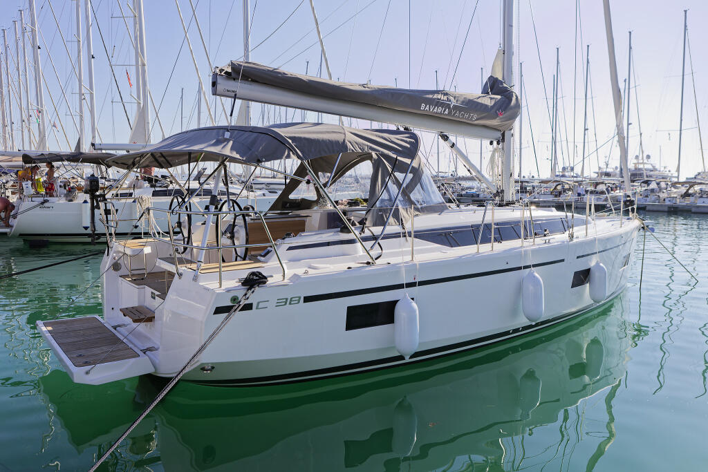 Sailing yacht 