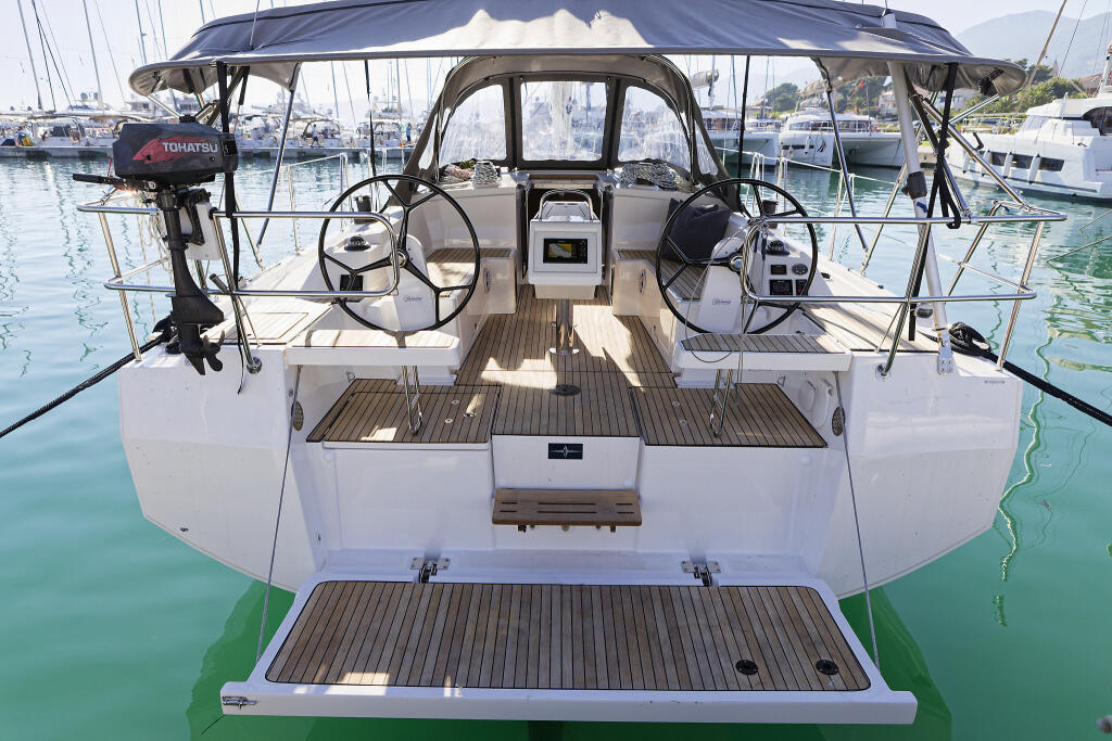 Sailing yacht 