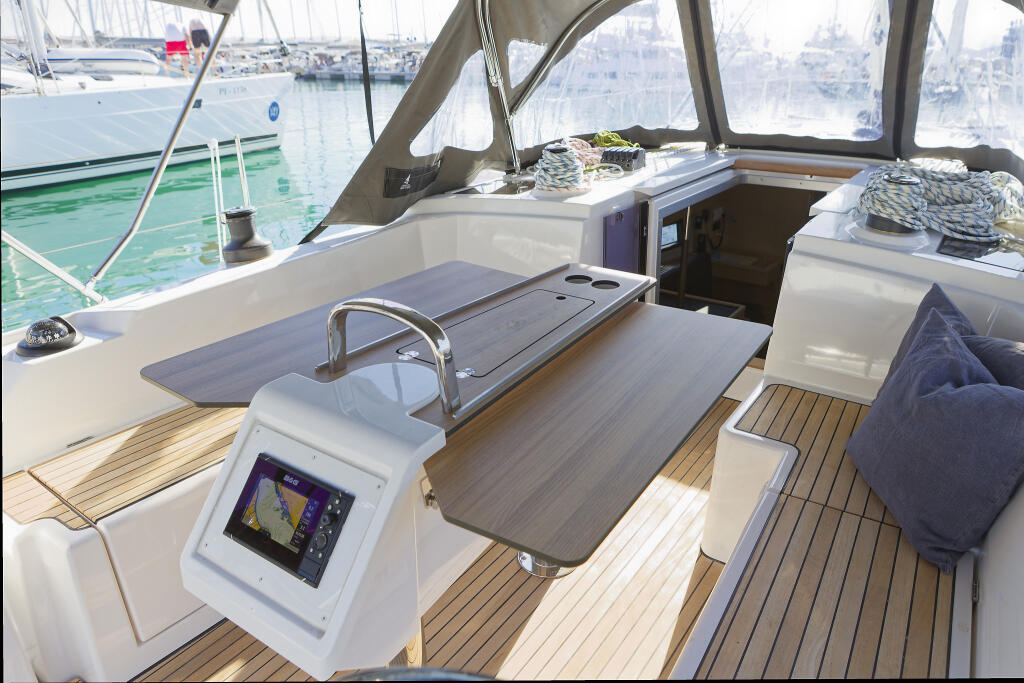 Sailing yacht 