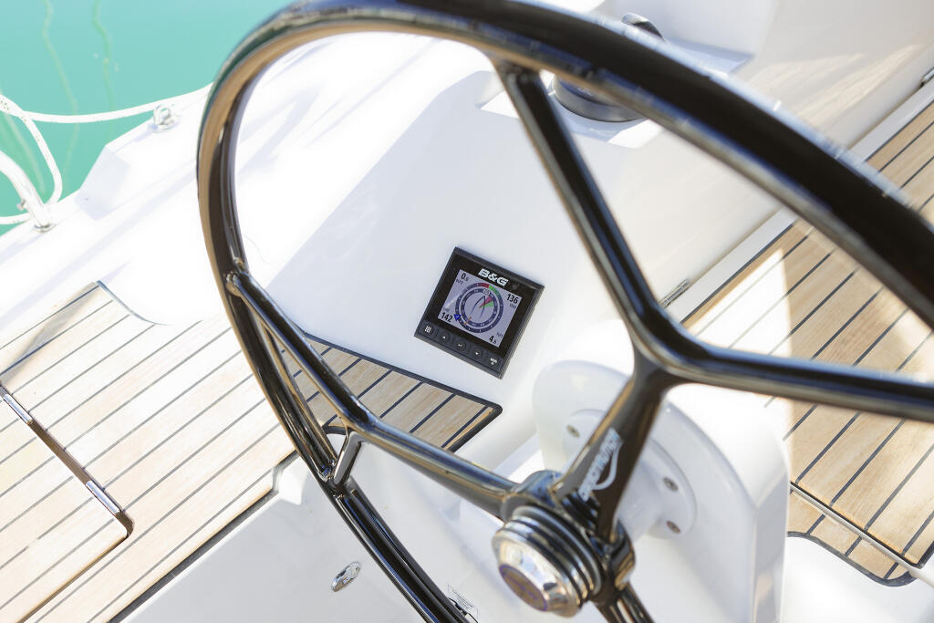 Sailing yacht 