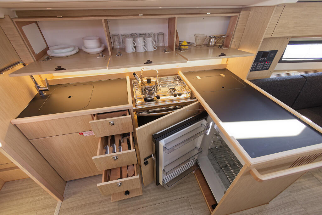 Sailing yacht 