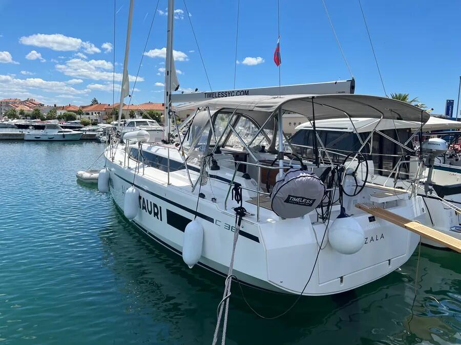 Sailing yacht 