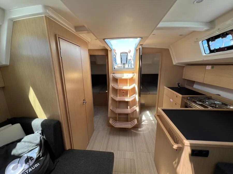 Sailing yacht 