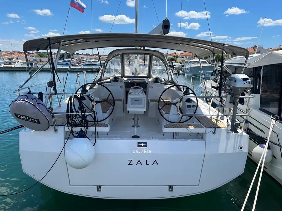 Sailing yacht 