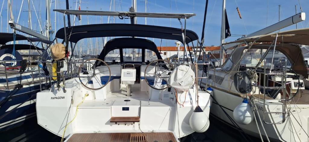 Sailing yacht 