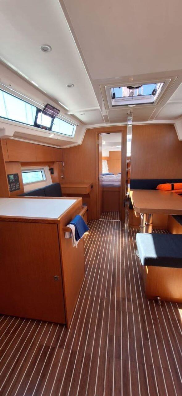 Sailing yacht 