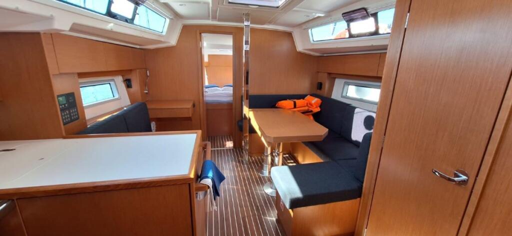 Sailing yacht 