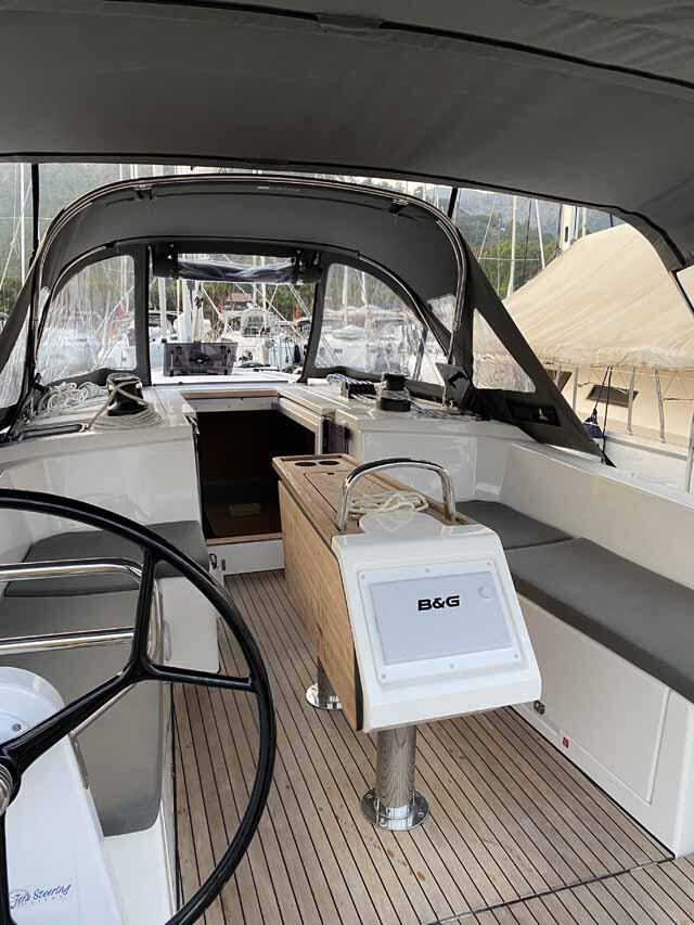 Sailing yacht 