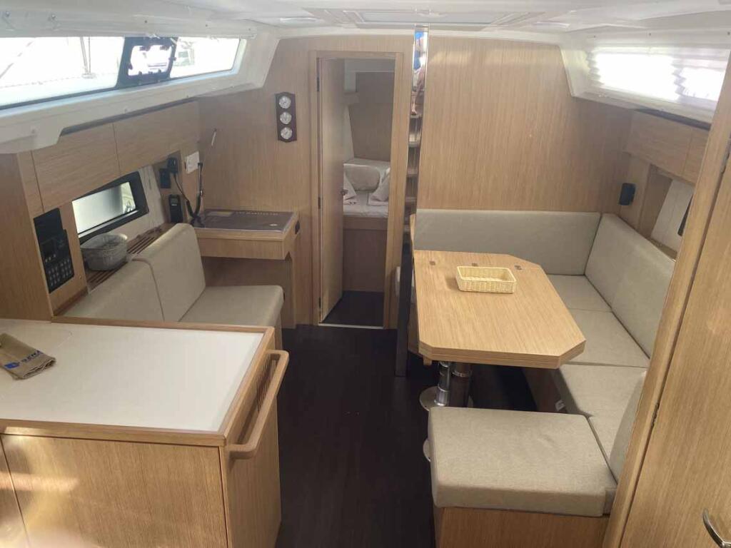 Sailing yacht 