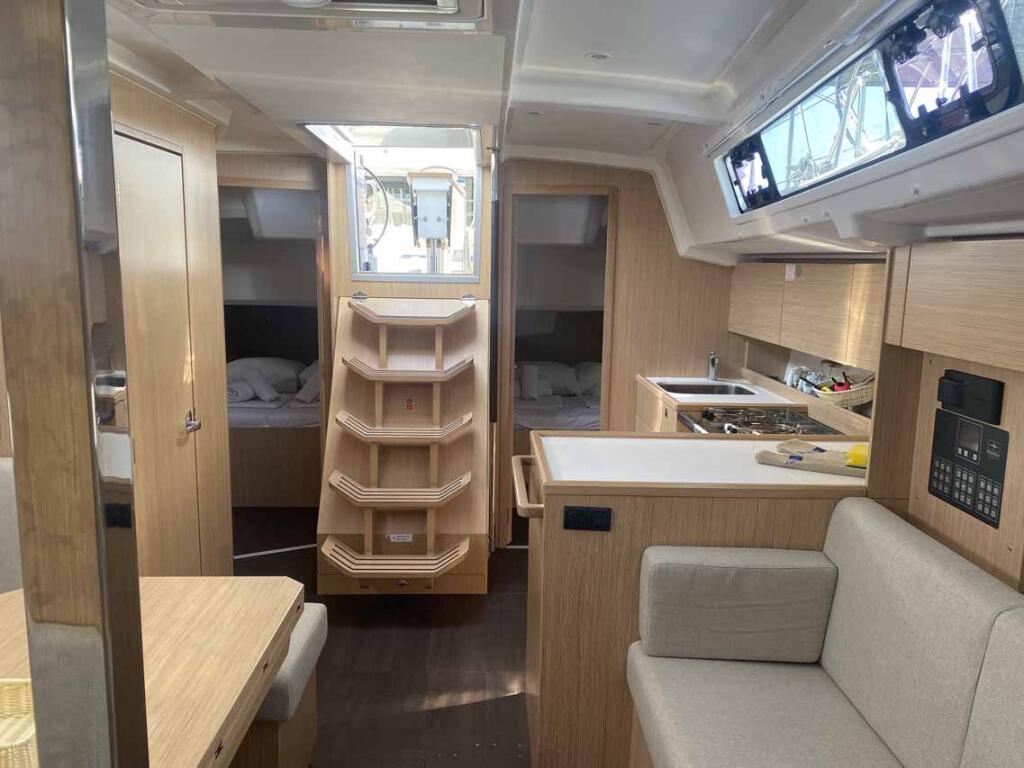 Sailing yacht 