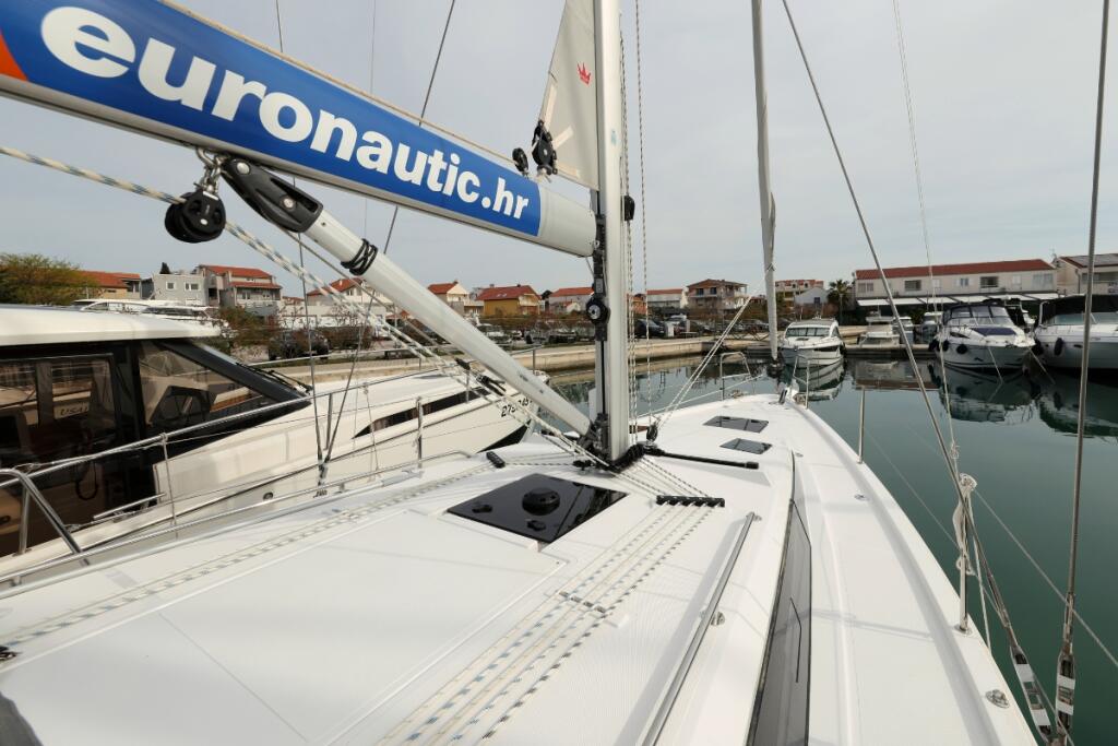 Sailing yacht 