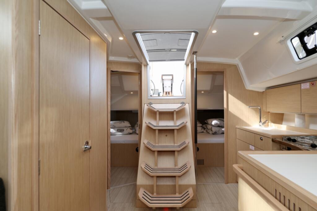 Sailing yacht 