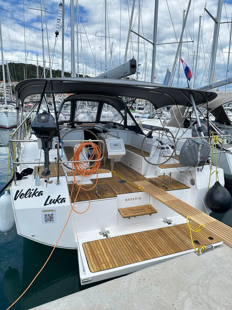 Sailing yacht 