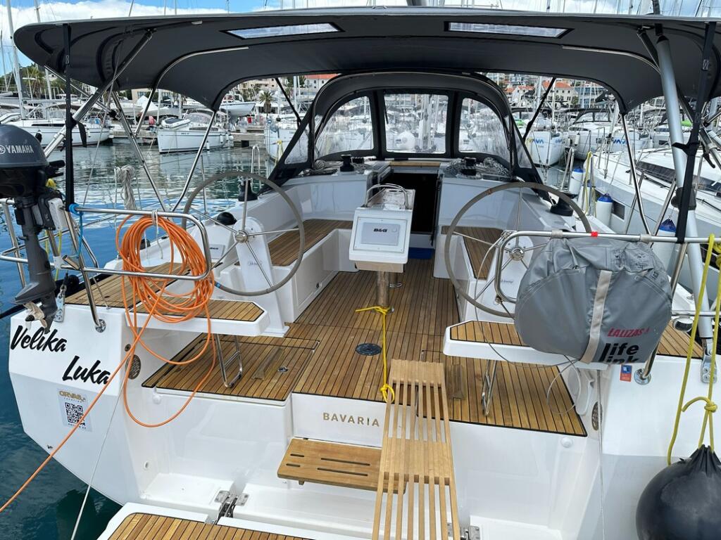 Sailing yacht 