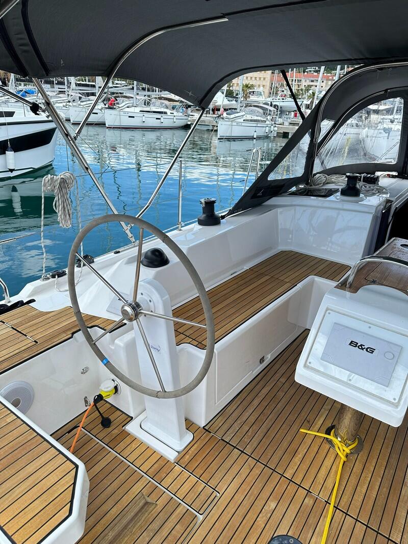 Sailing yacht 