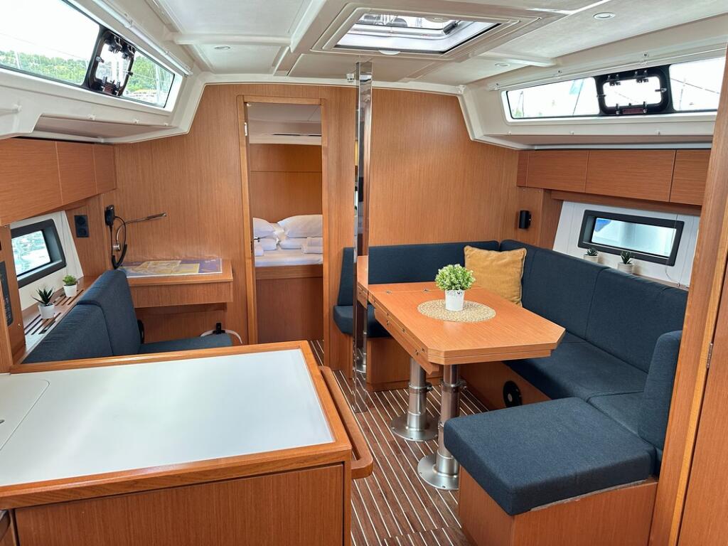 Sailing yacht 