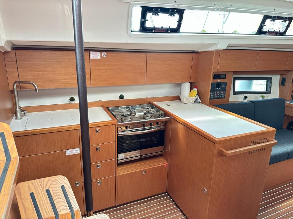 Sailing yacht 