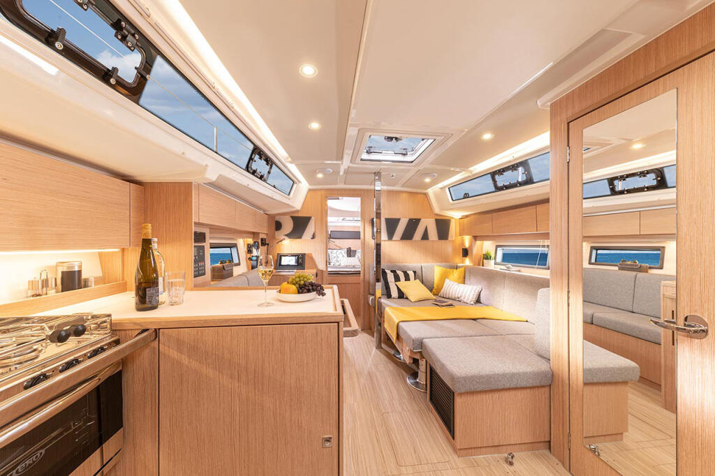 Sailing yacht 