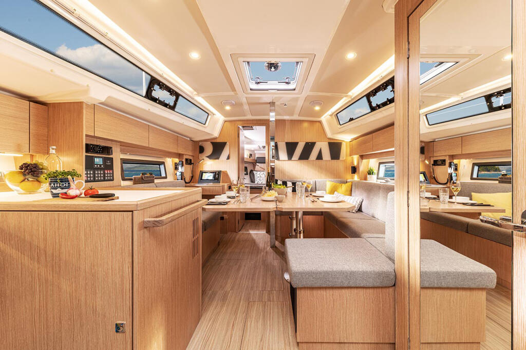 Sailing yacht 