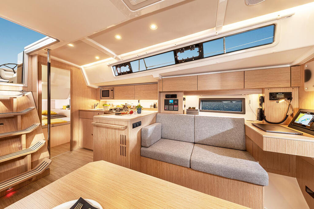 Sailing yacht 